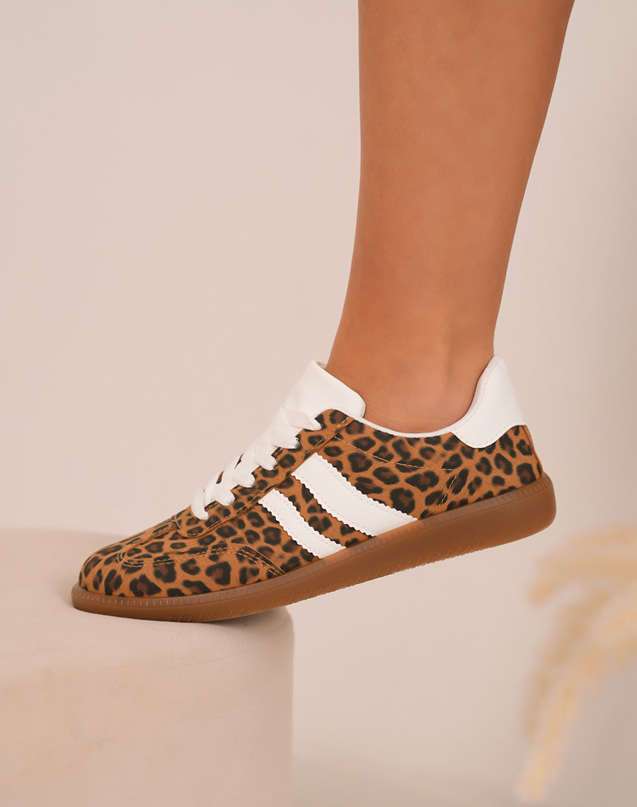 Baskets femme léopard tendance avec rayures blanches et semelle marron