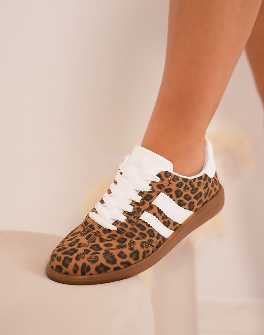 Baskets femme léopard tendance avec rayures blanches et semelle marron
