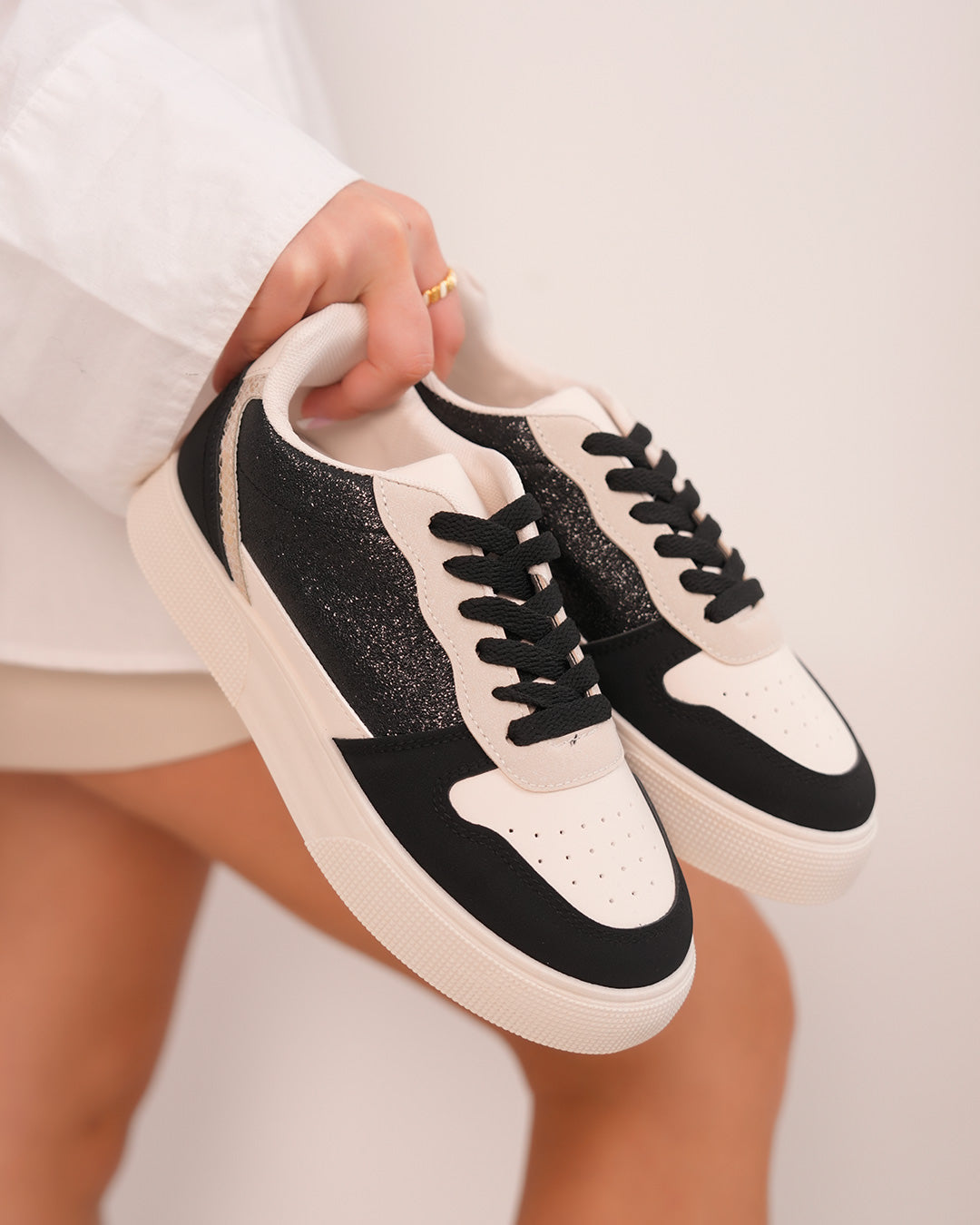 Basket femme blanche et noire avec détails léopard et paillettes