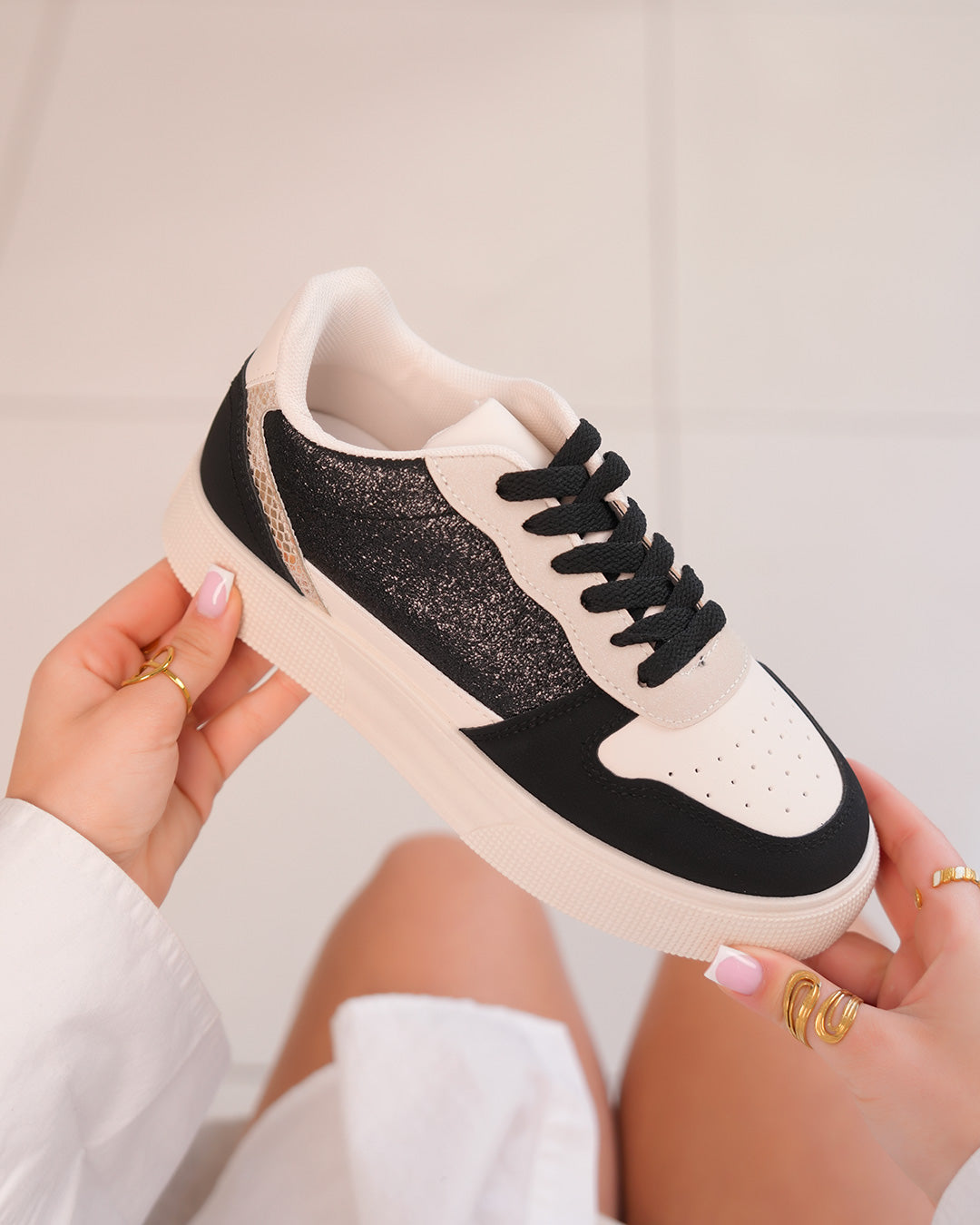 Basket femme blanche et noire avec détails léopard et paillettes