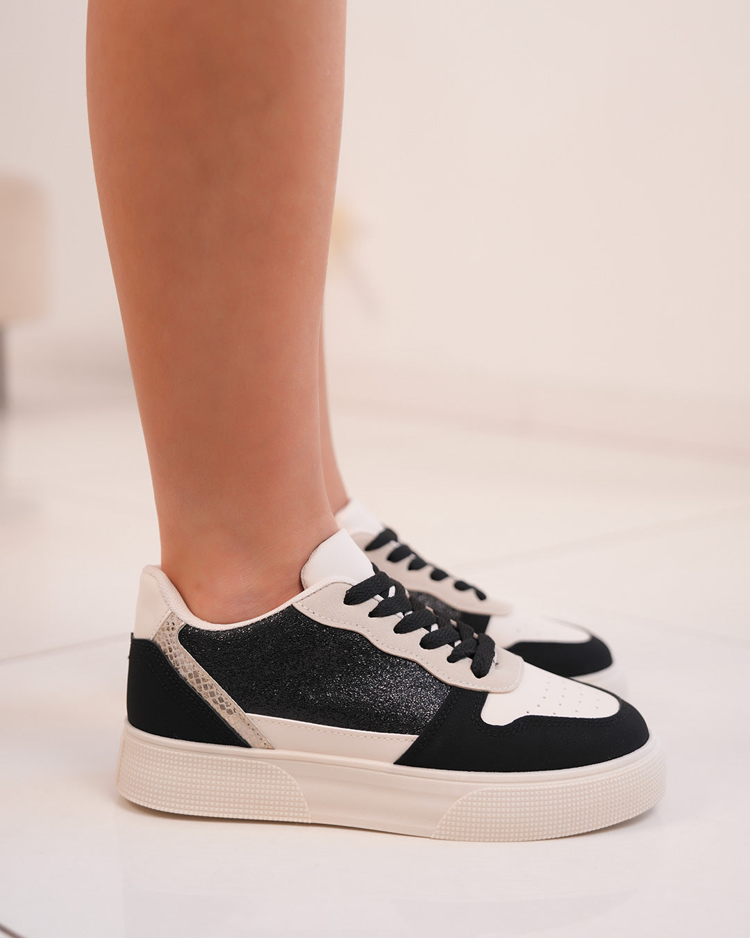 Basket femme blanche et noire avec détails léopard et paillettes