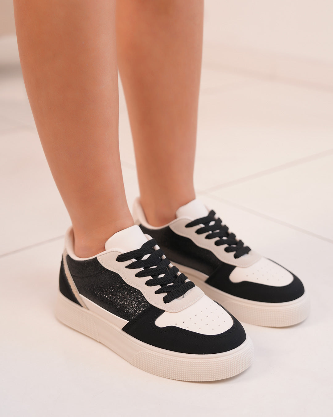 Basket femme blanche et noire avec détails léopard et paillettes