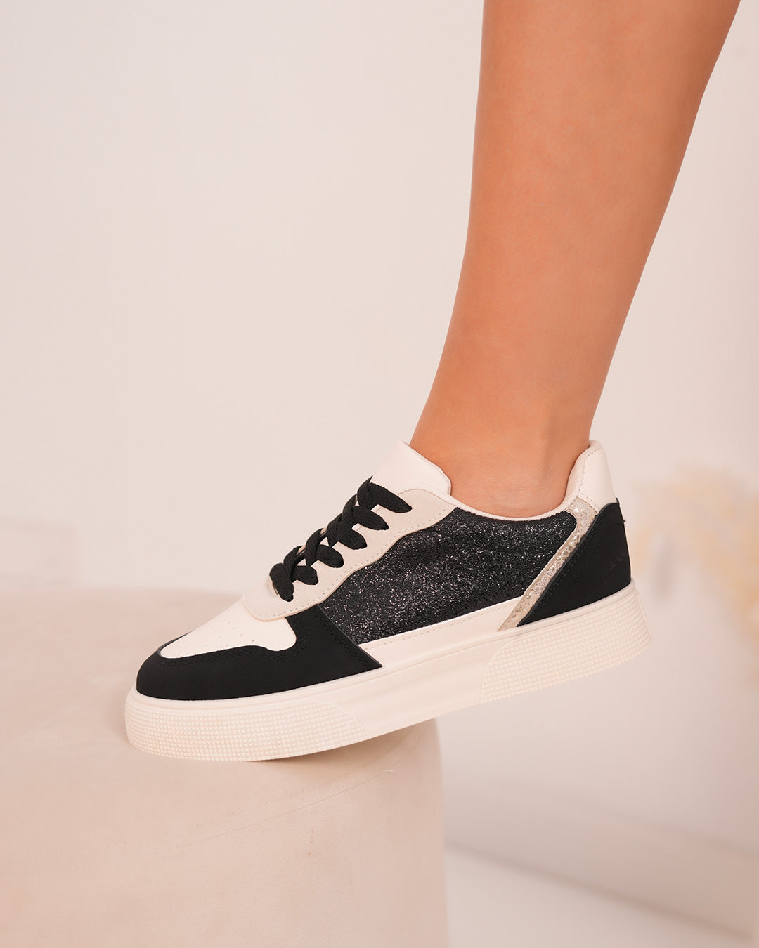Basket femme blanche et noire avec détails léopard et paillettes