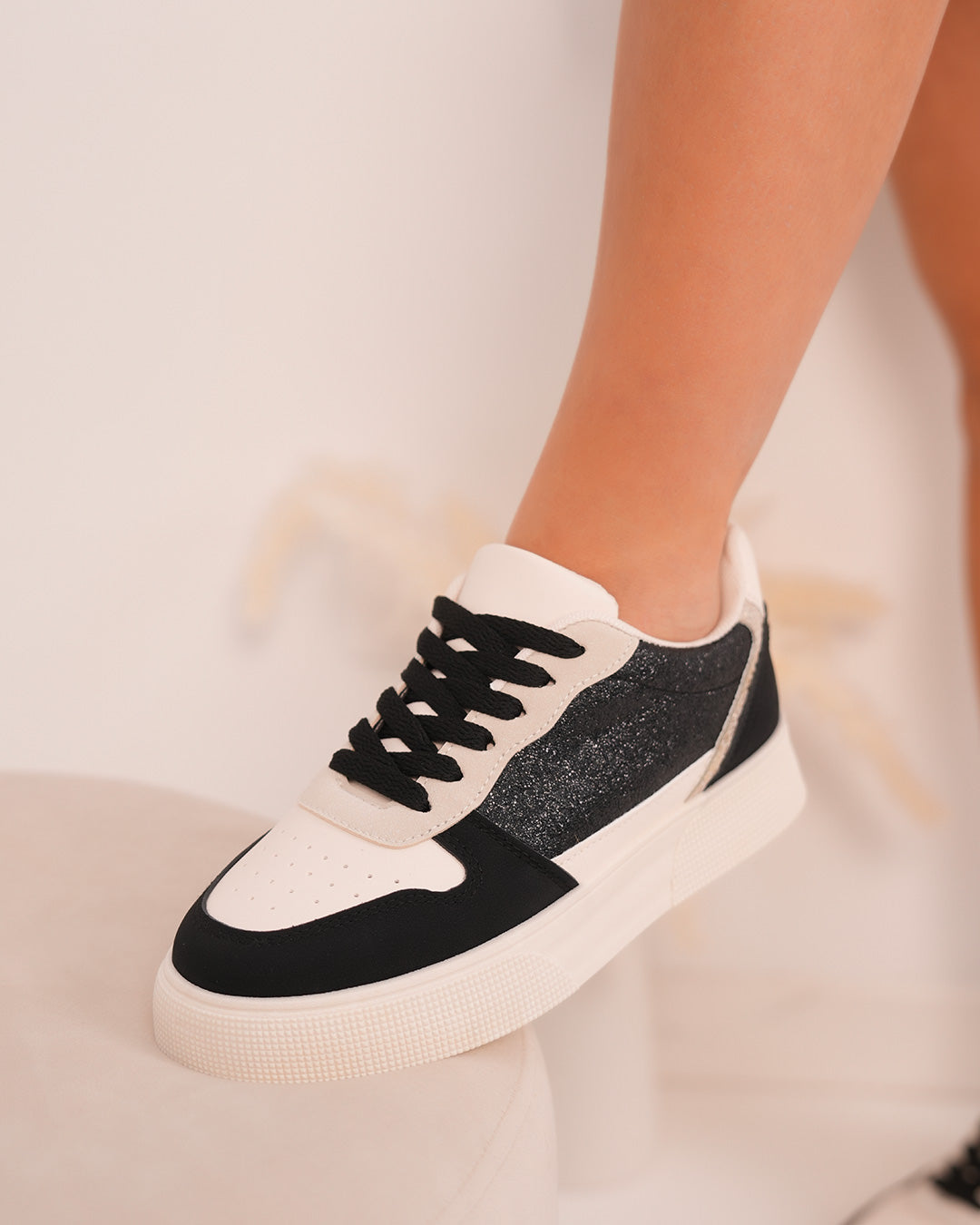 Basket femme blanche et noire avec détails léopard et paillettes