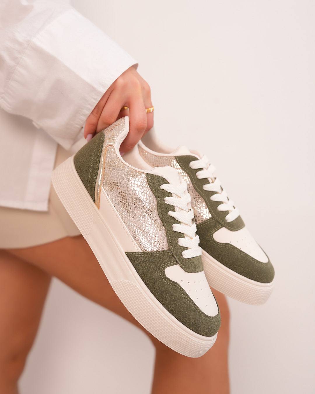 Basket femme blanche et verte avec détails dorés