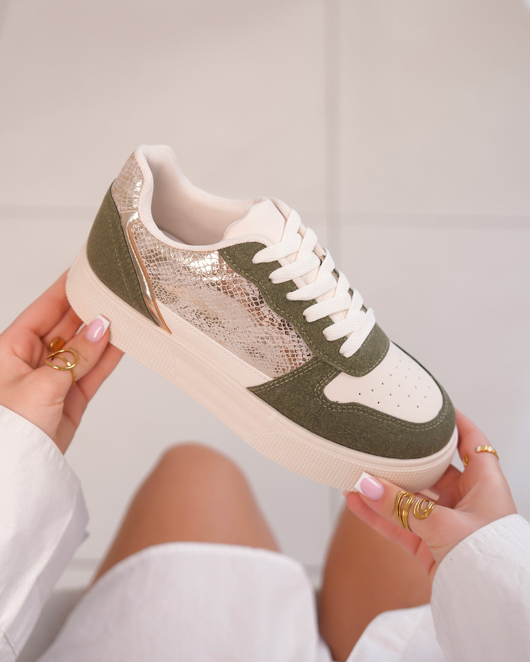 Basket femme blanche et verte avec détails dorés