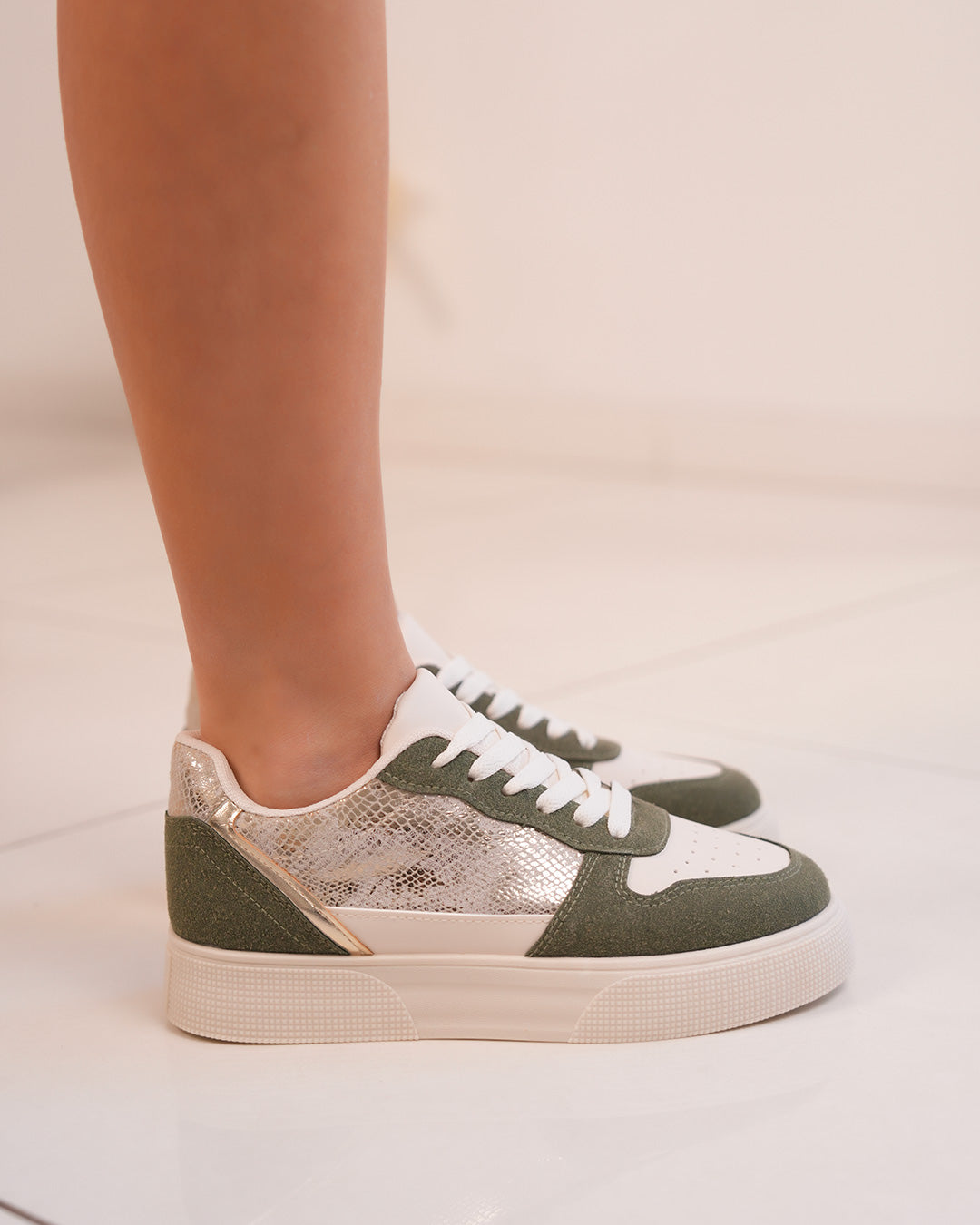 Basket femme blanche et verte avec détails dorés