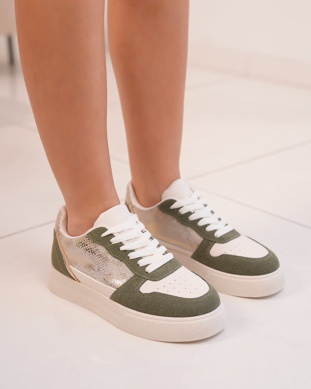 Basket femme blanche et verte avec détails dorés