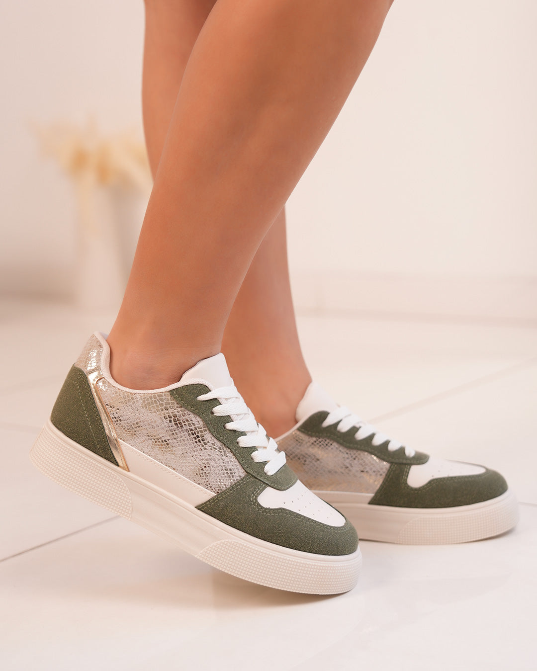 Basket femme blanche et verte avec détails dorés