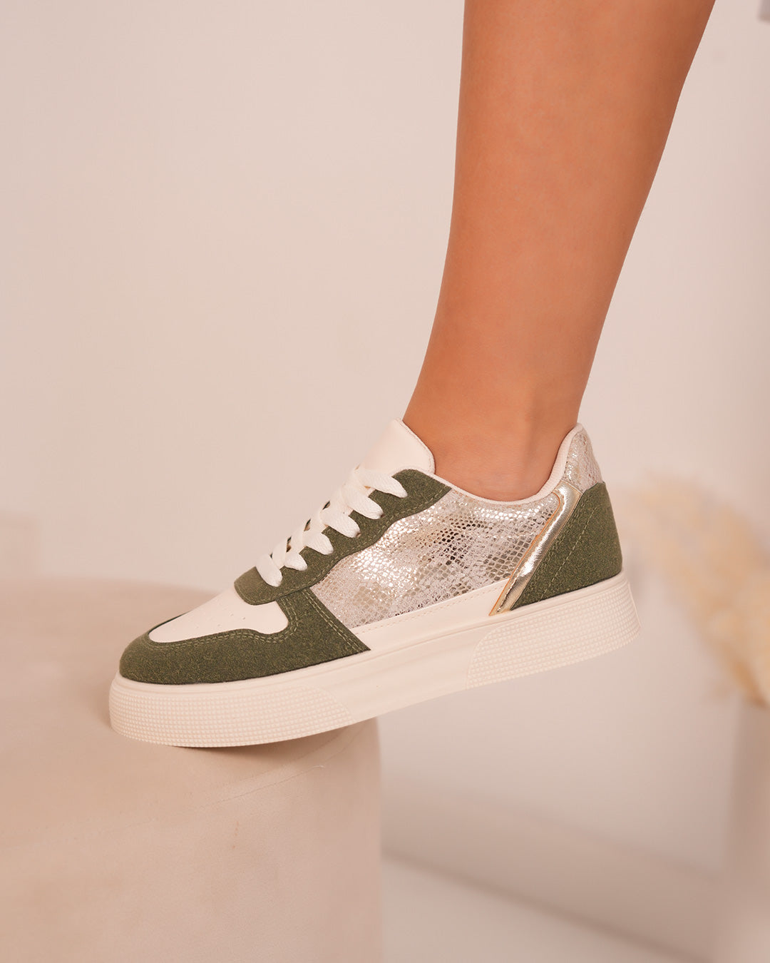 Basket femme blanche et verte avec détails dorés