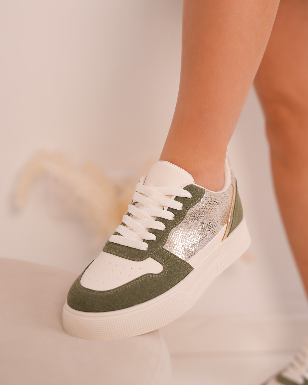 Basket femme blanche et verte avec détails dorés