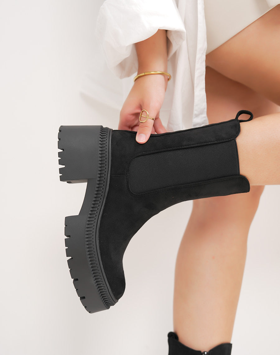 Bottines femme noires en suédine à plateforme et semelle crantée tendance