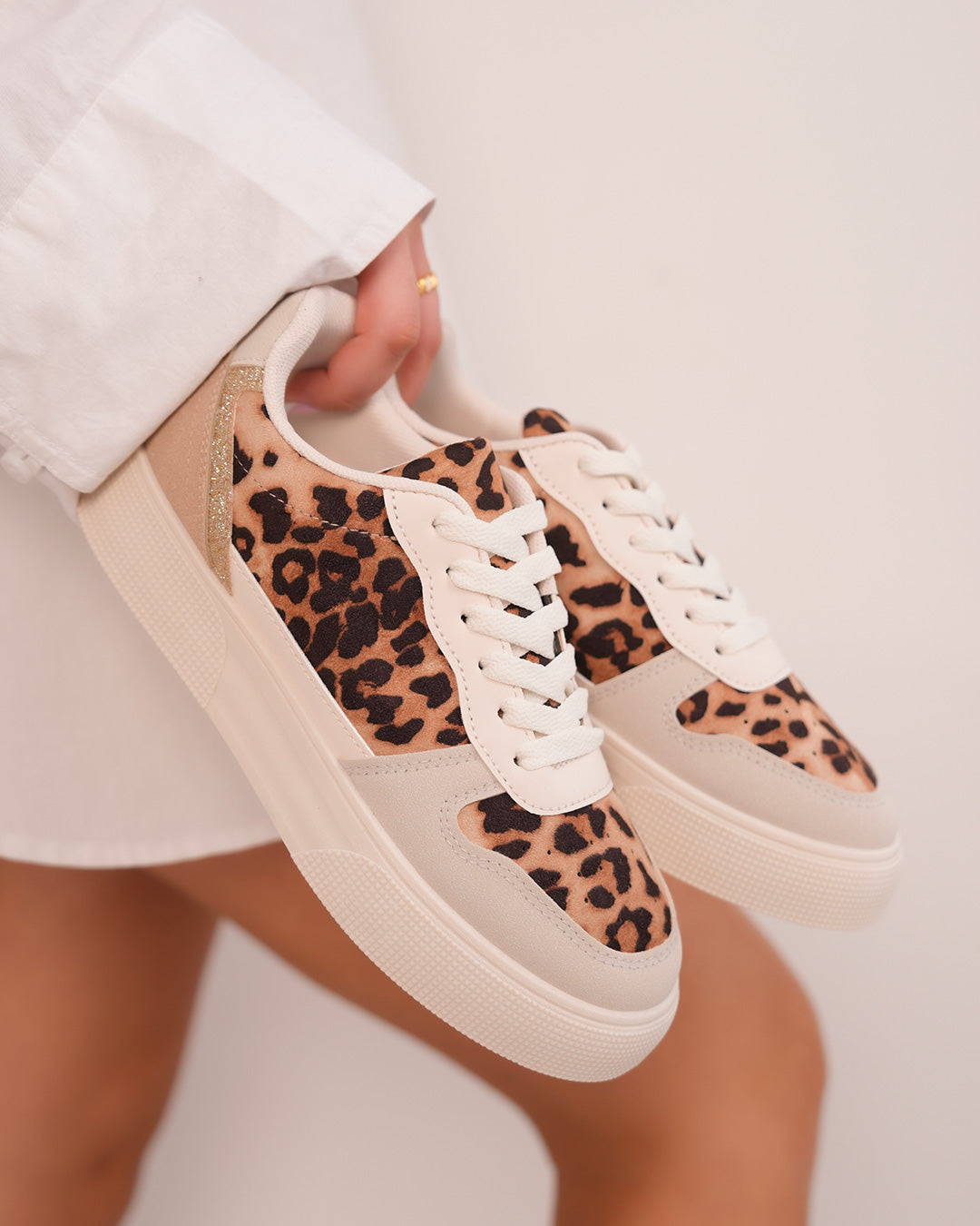 Basket femme beige à imprimé léopard et détails dorés