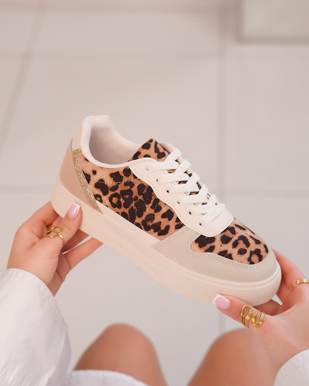 Basket femme beige à imprimé léopard et détails dorés