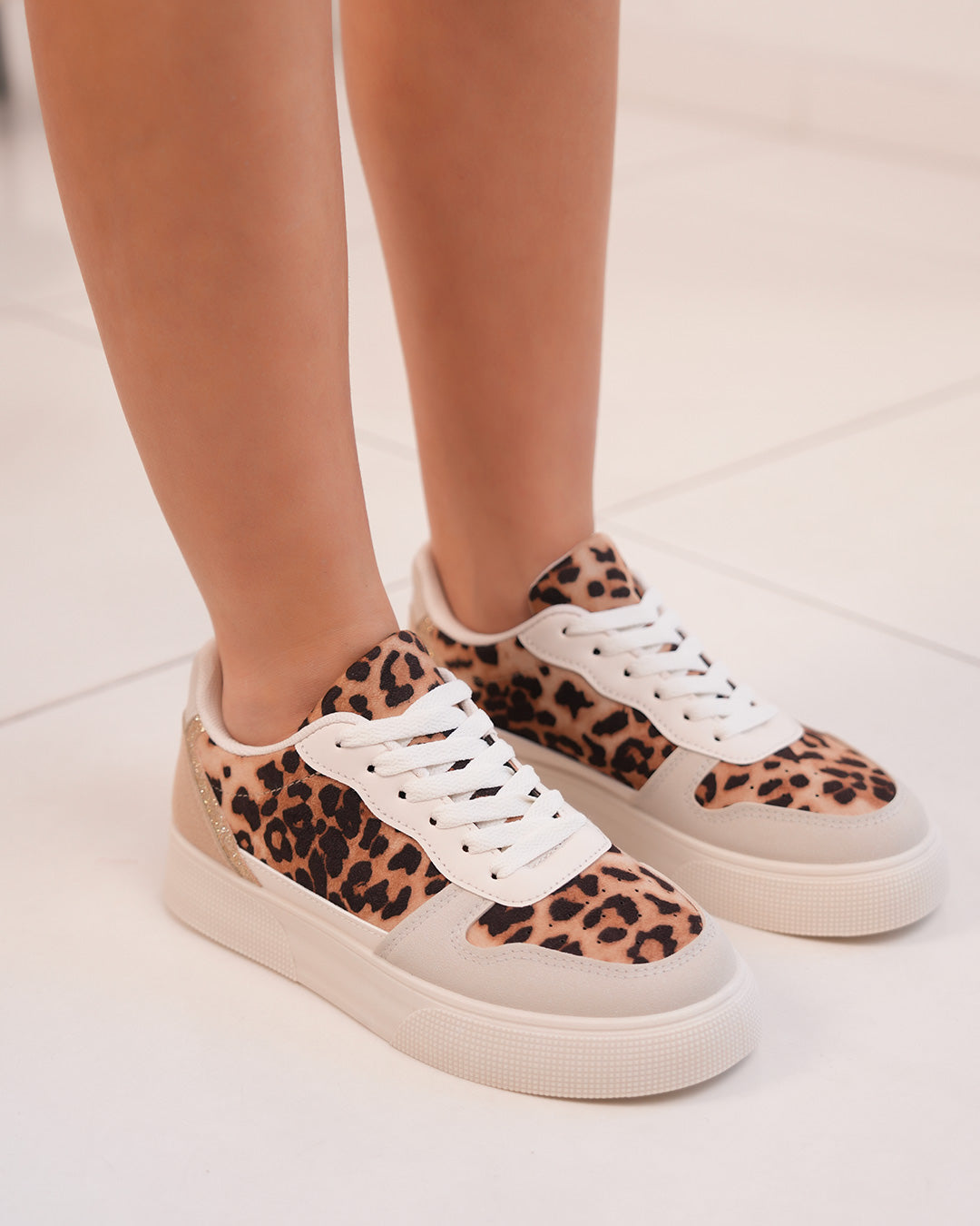 Basket femme beige à imprimé léopard et détails dorés