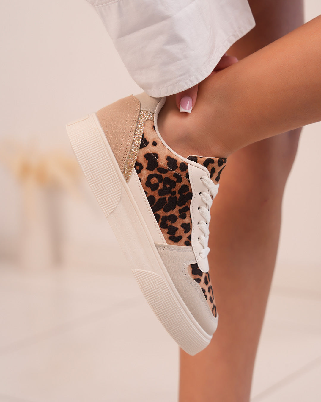 Basket femme beige à imprimé léopard et détails dorés