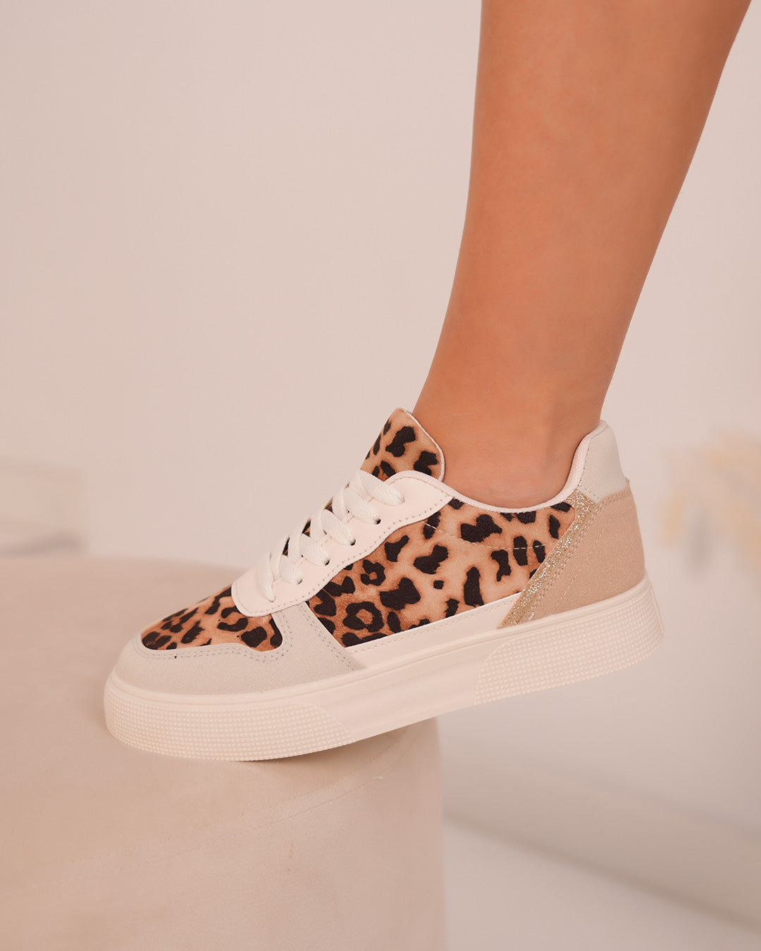 Basket femme beige à imprimé léopard et détails dorés