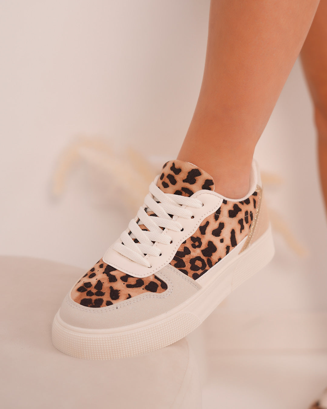 Basket femme beige à imprimé léopard et détails dorés