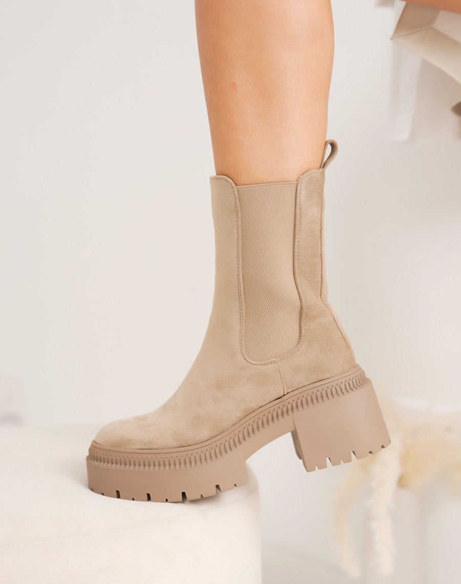 Bottines femme beiges en suédine à plateforme et semelle crantée tendance