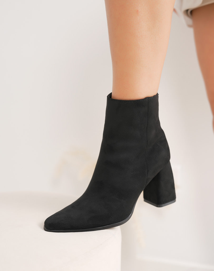 Bottines femme noires en suédine à talon carré chic et bout pointu
