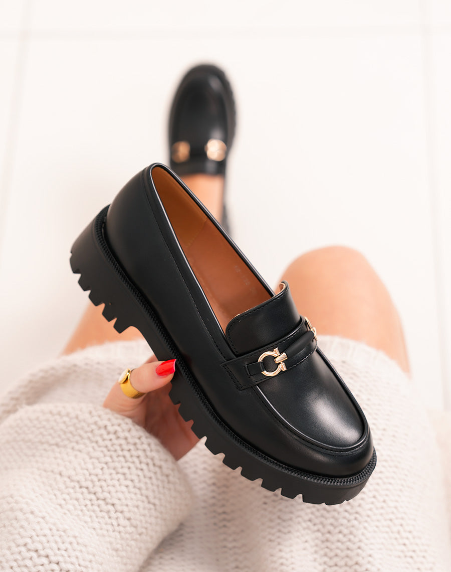Mocassins femme noirs avec détail doré et semelle crantée épaisse