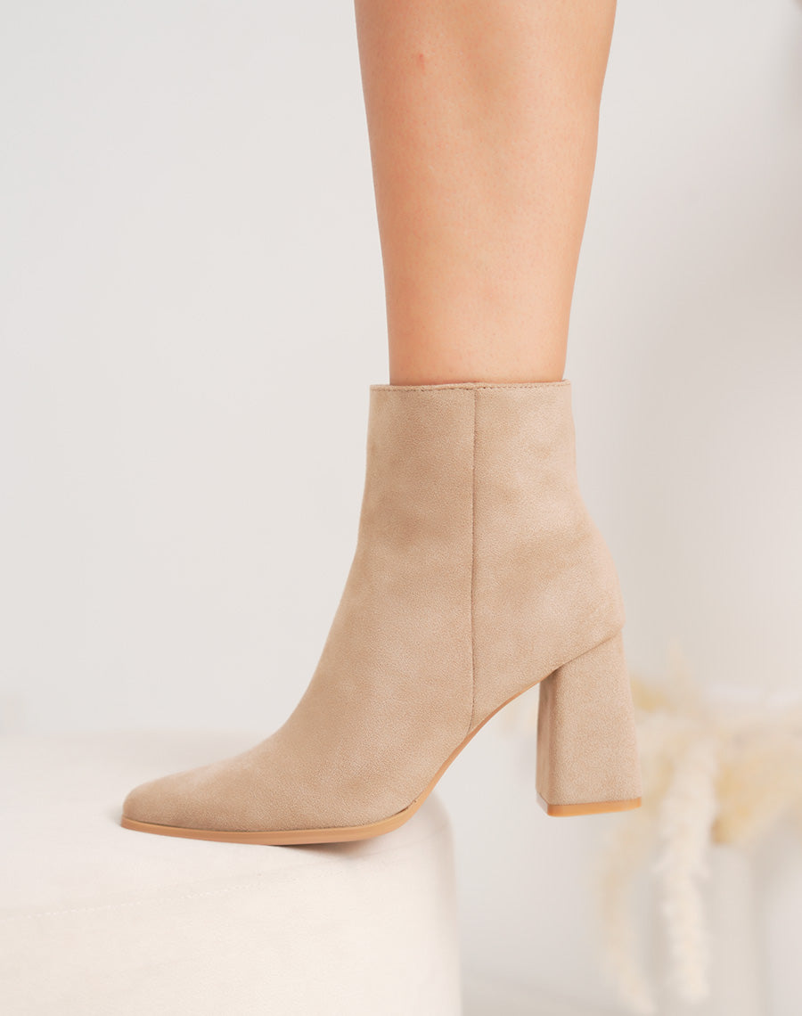 Bottines femme beige en suédine à talon carré chic et bout pointu