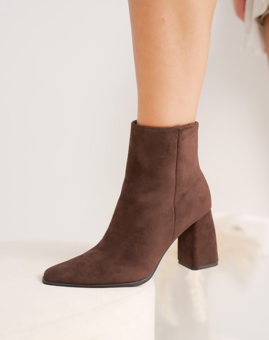 Bottines femme marron en suédine à talon carré élégant et bout pointu