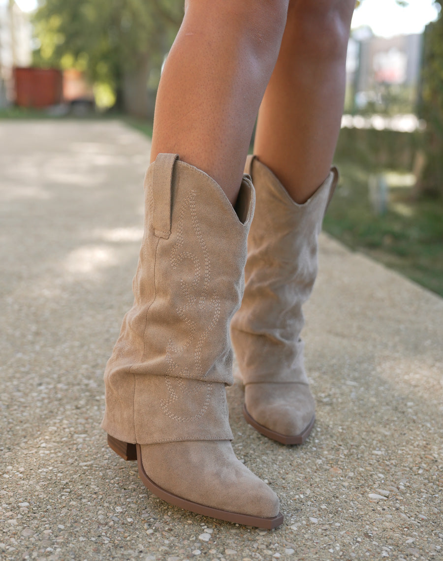 Bottine femme beige élégante style santiags avec couture plissée et talon biseauté