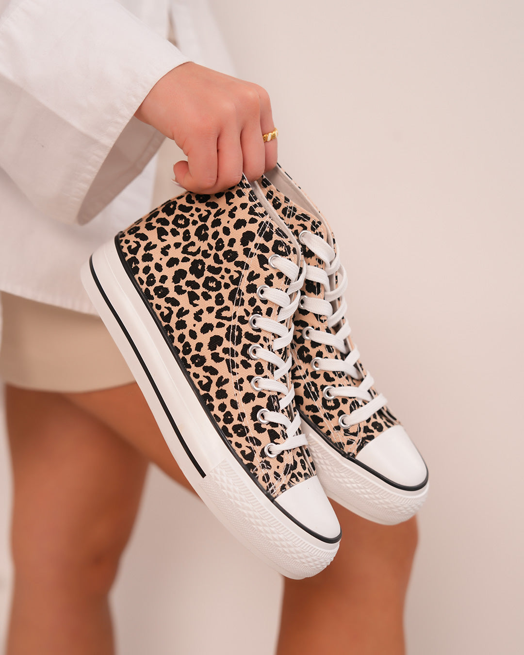 Basket femme montante léopard avec semelle blanche