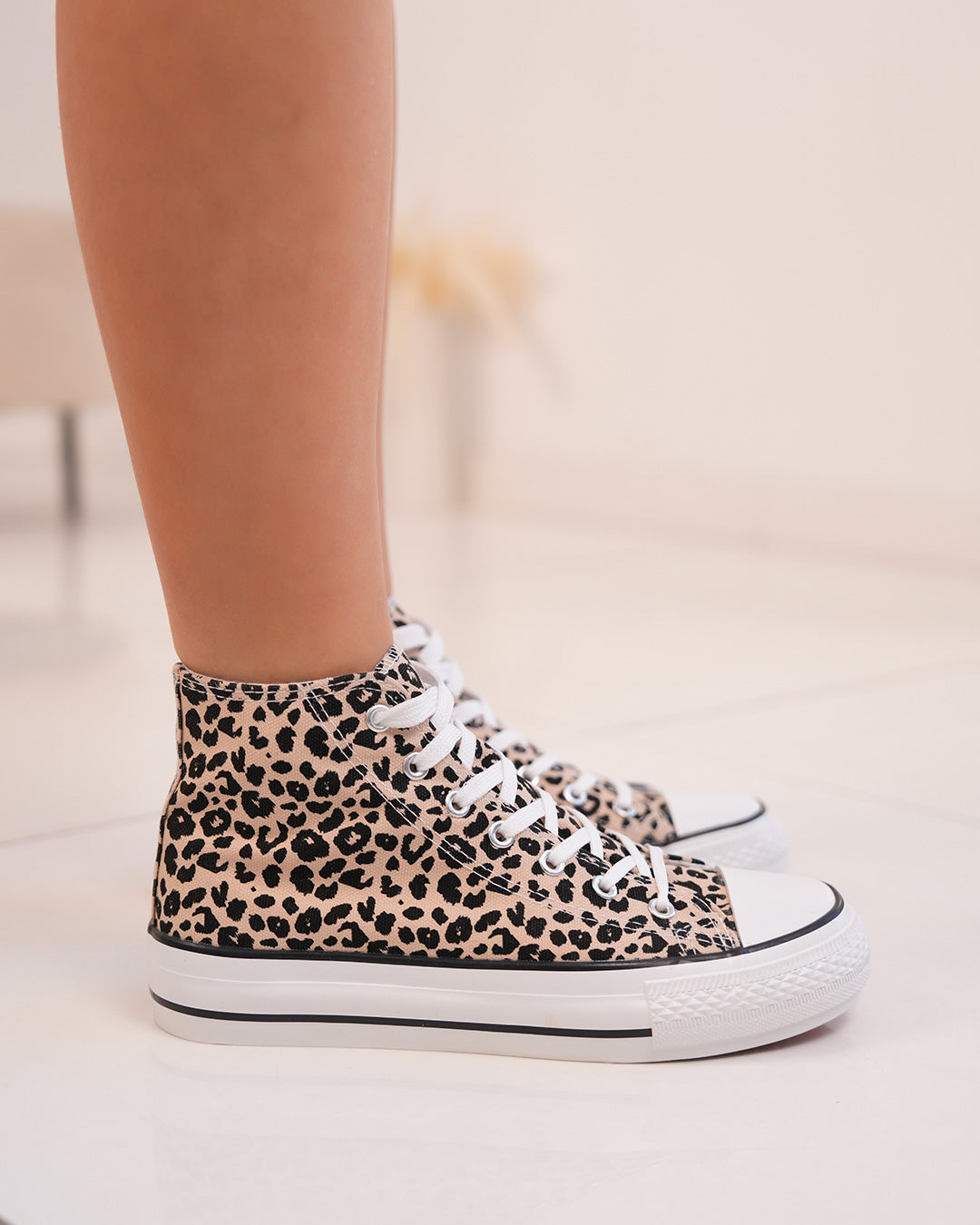 Basket femme montante léopard avec semelle blanche