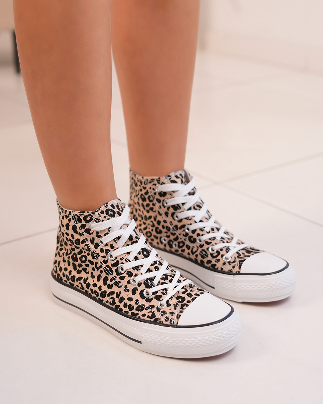Basket femme montante léopard avec semelle blanche