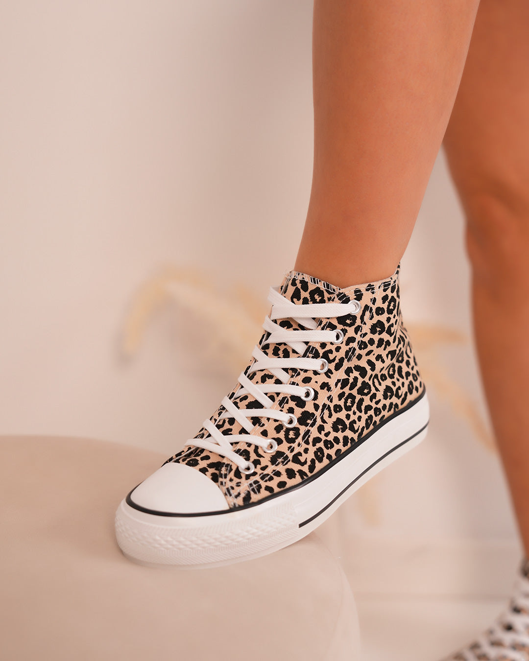 Basket femme montante léopard avec semelle blanche