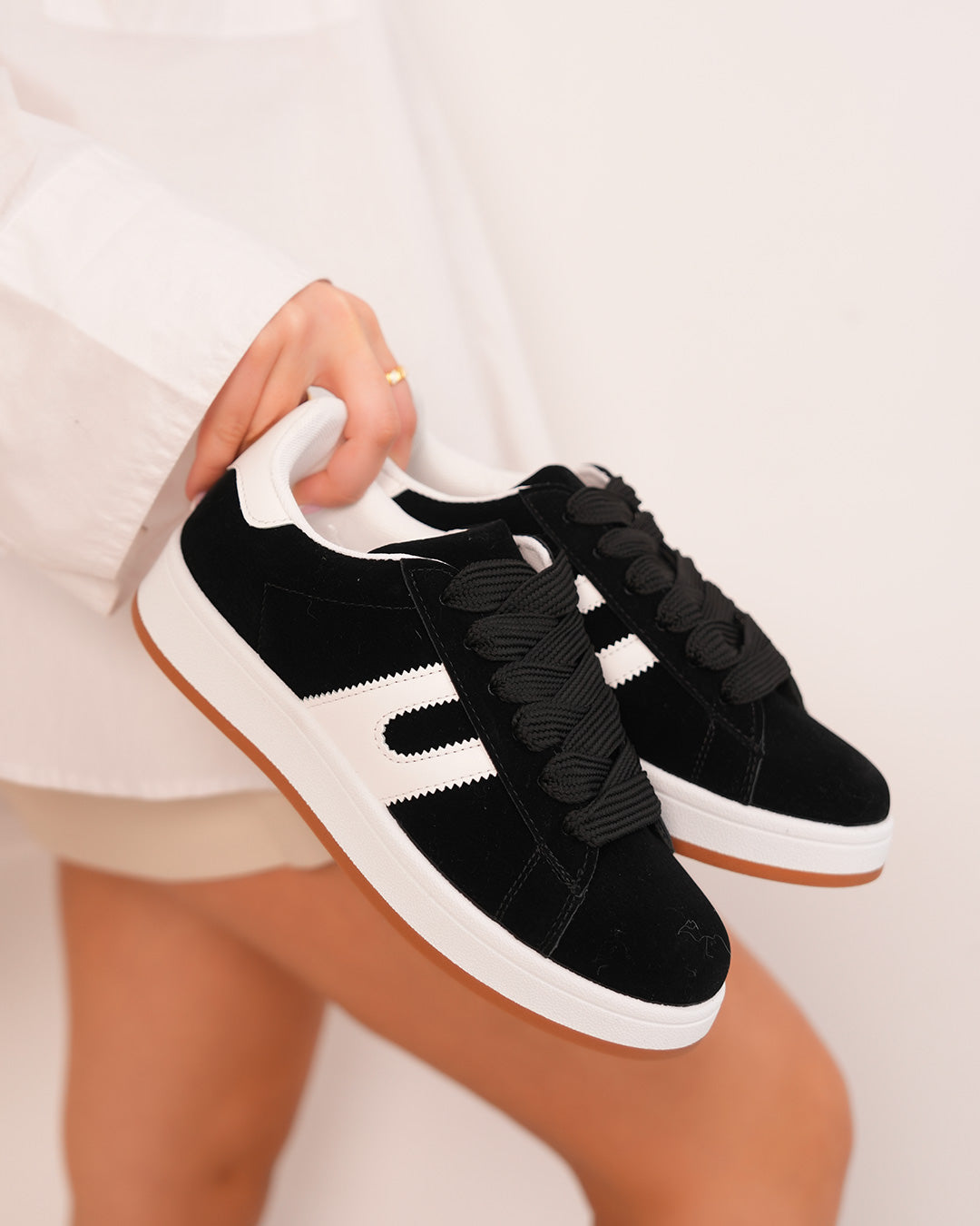 Basket femme en suédine noire avec rayures blanches et semelle plate