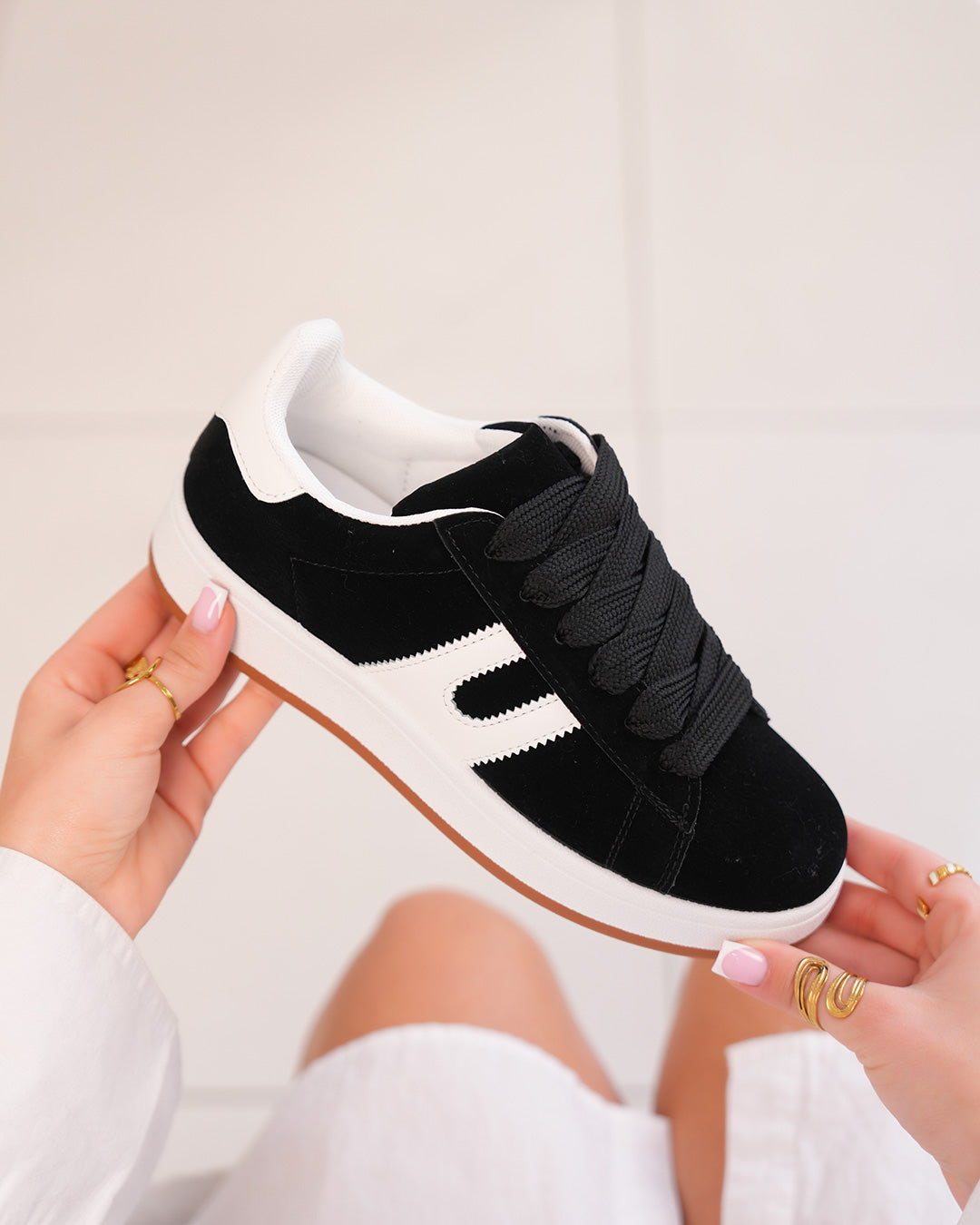 Basket femme en suédine noire avec rayures blanches et semelle plate
