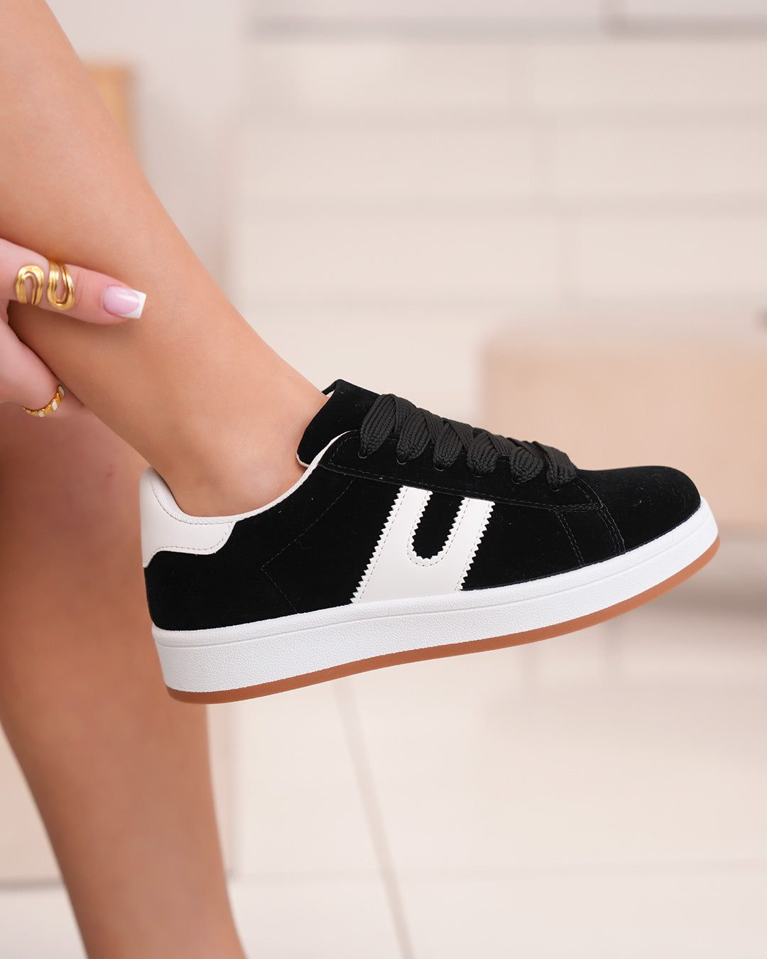 Basket femme en suédine noire avec rayures blanches et semelle plate