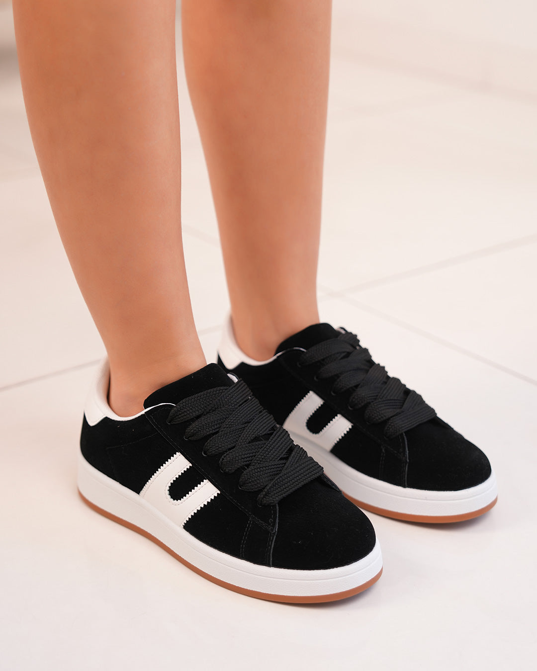 Basket femme en suédine noire avec rayures blanches et semelle plate