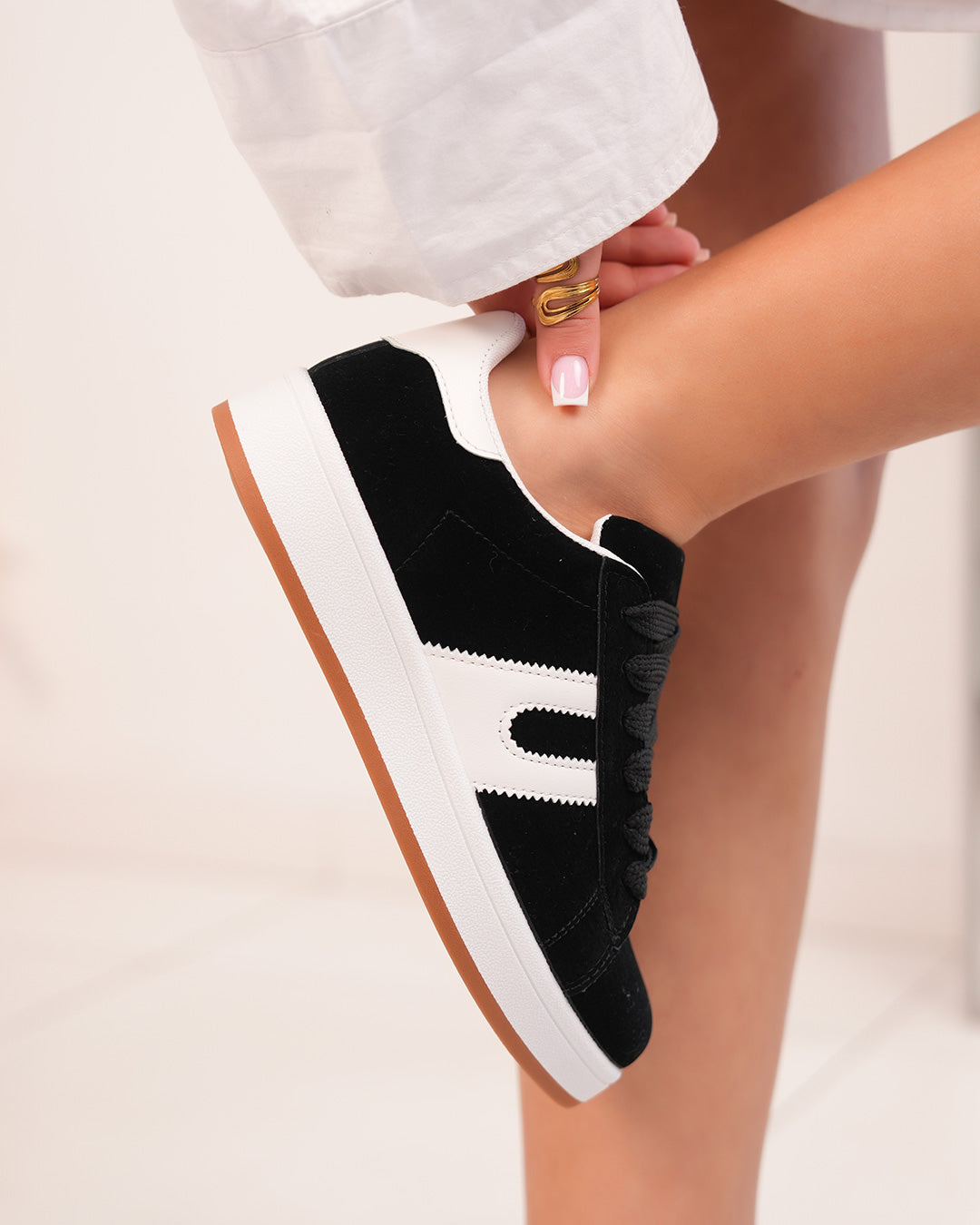 Basket femme en suédine noire avec rayures blanches et semelle plate