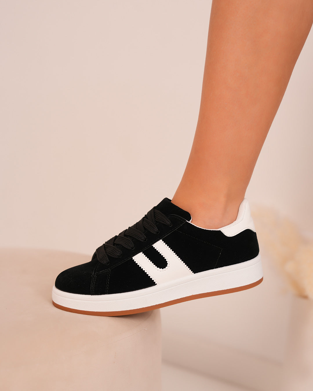 Basket femme en suédine noire avec rayures blanches et semelle plate
