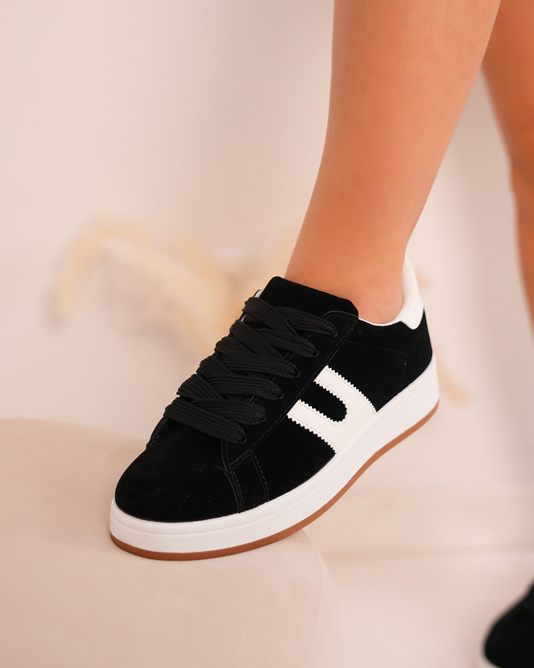 Basket femme en suédine noire avec rayures blanches et semelle plate