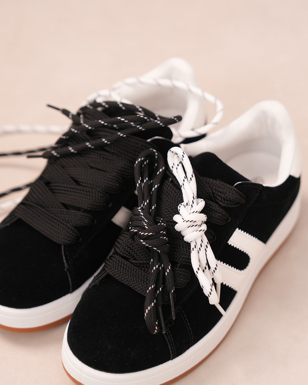 Basket femme en suédine noire avec rayures blanches et semelle plate