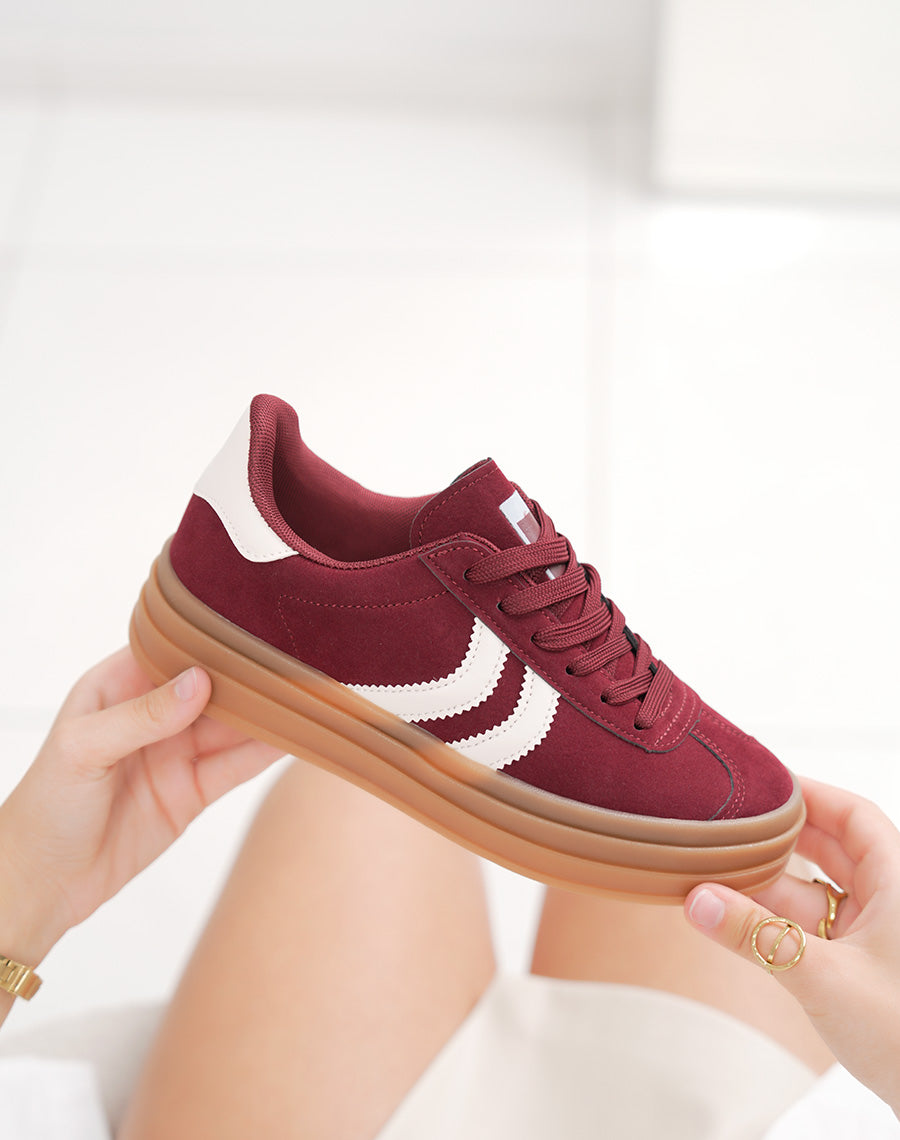 Basket femme bordeaux à bandes blanches et semelle marron tendance