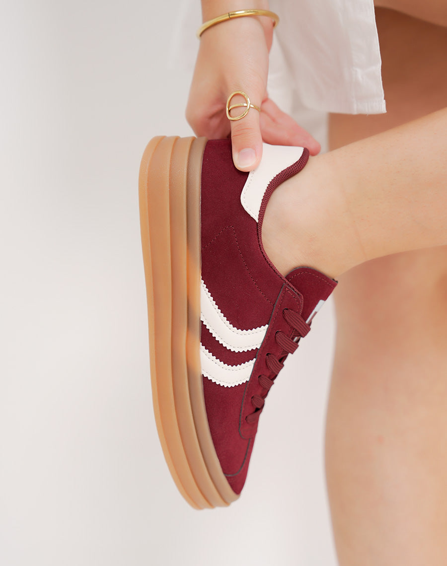 Basket femme bordeaux à bandes blanches et semelle marron tendance