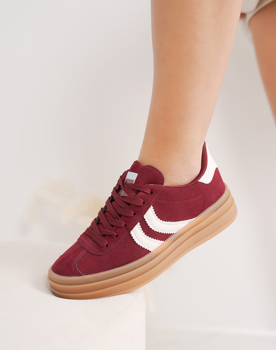 Basket femme bordeaux à bandes blanches et semelle marron tendance