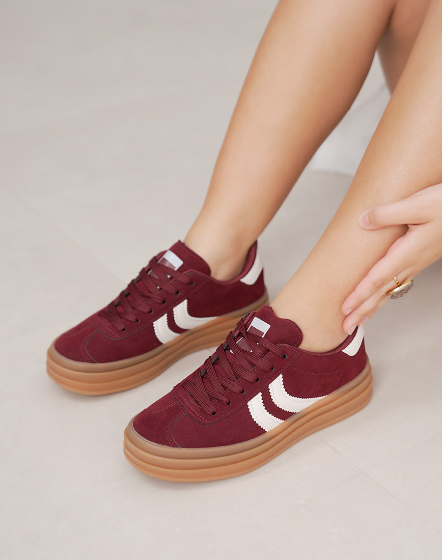 Basket femme bordeaux à bandes blanches et semelle marron tendance