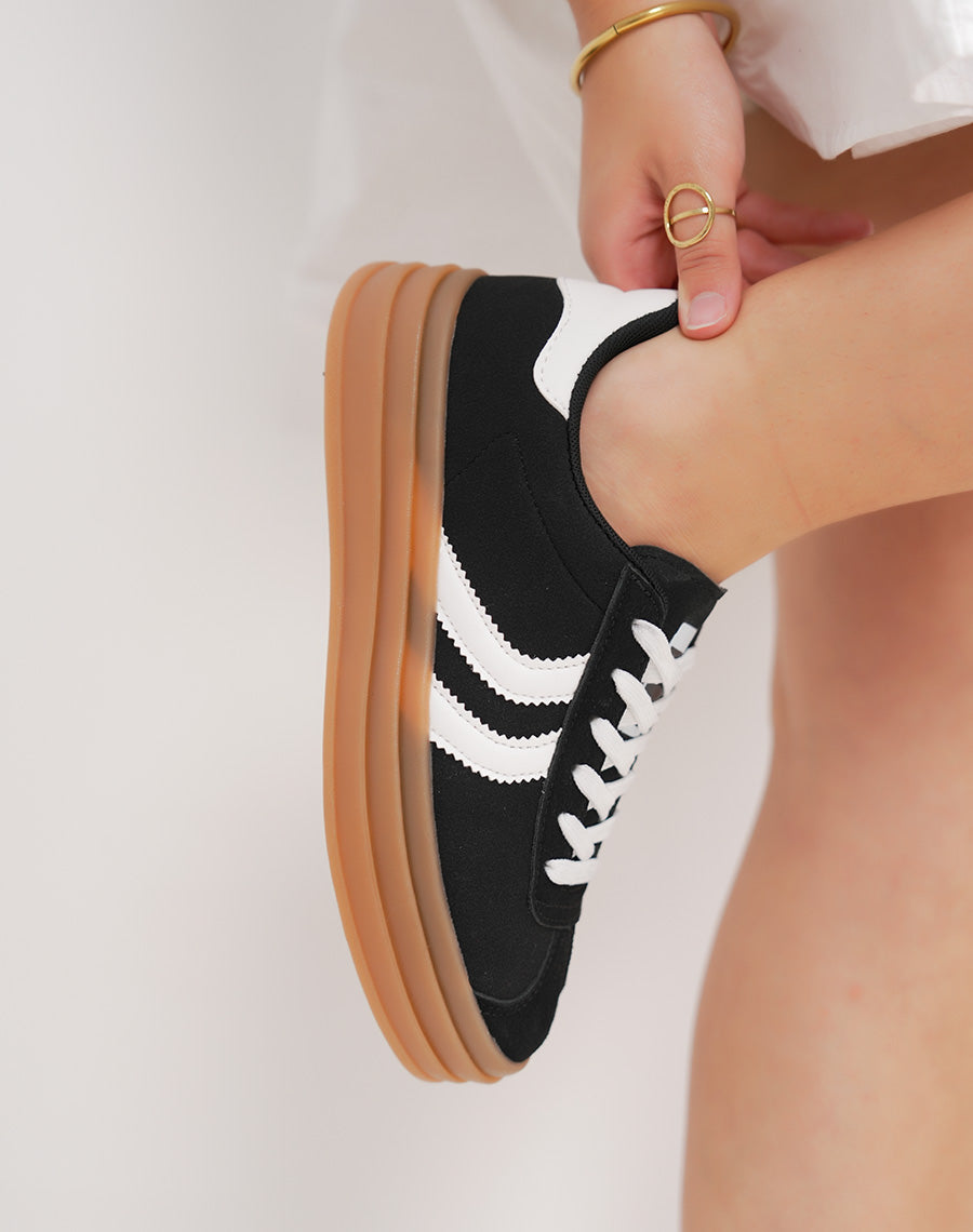 Basket femme noire à bandes blanches et semelle marron tendance
