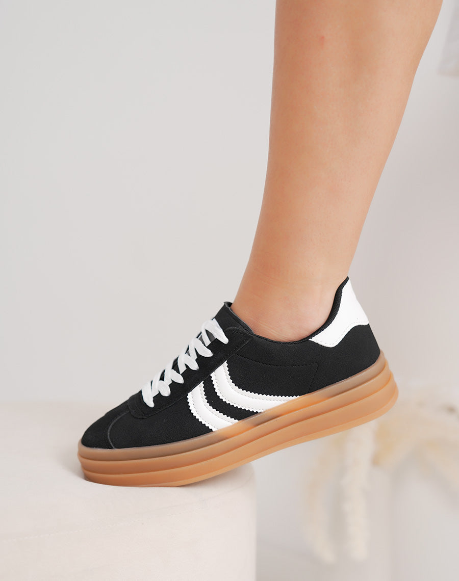 Basket femme noire à bandes blanches et semelle marron tendance