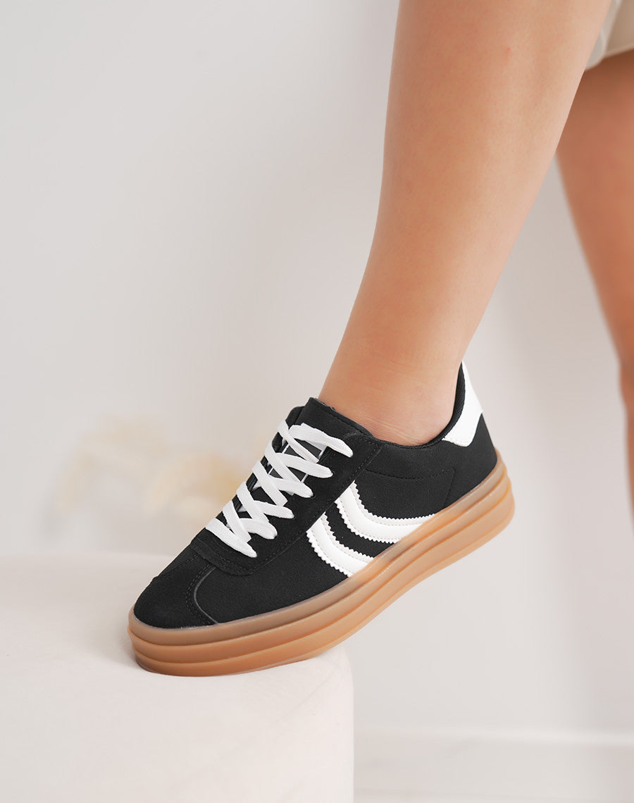 Basket femme noire à bandes blanches et semelle marron tendance