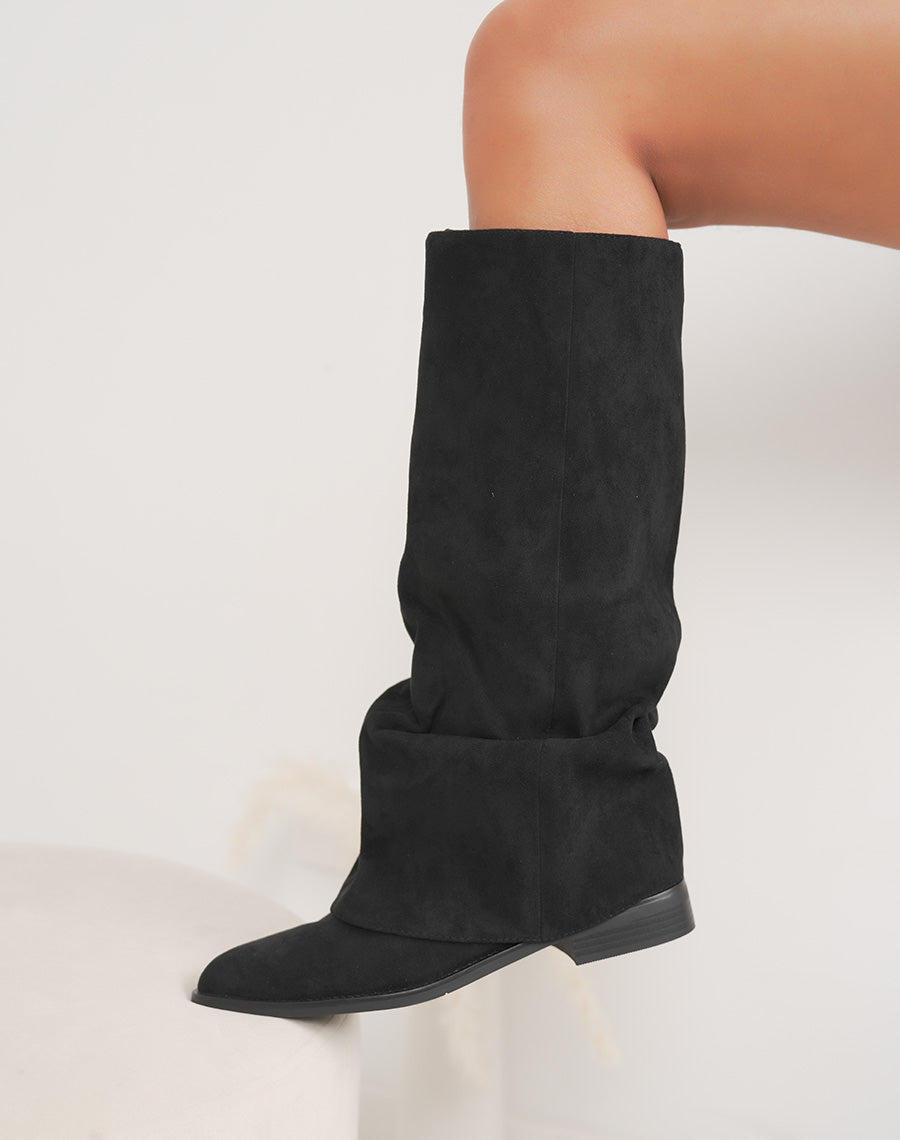 Bottes femme noires élégantes en suédine à bout pointu et talon plat