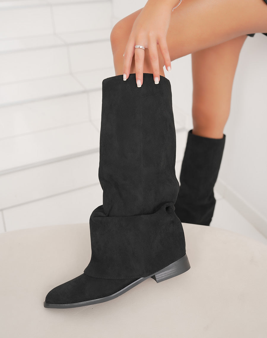 Bottes femme noires élégantes en suédine à bout pointu et talon plat