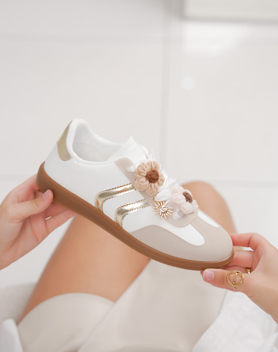 Basket femme beige à breloque fleur et détails dorés tendance